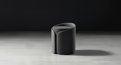 Innovative pouffe with backrest, combining support and style at Estre.